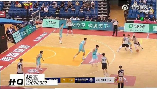 弹跳速度远超常人，如何让防守者篮下无法正面抗衡？
